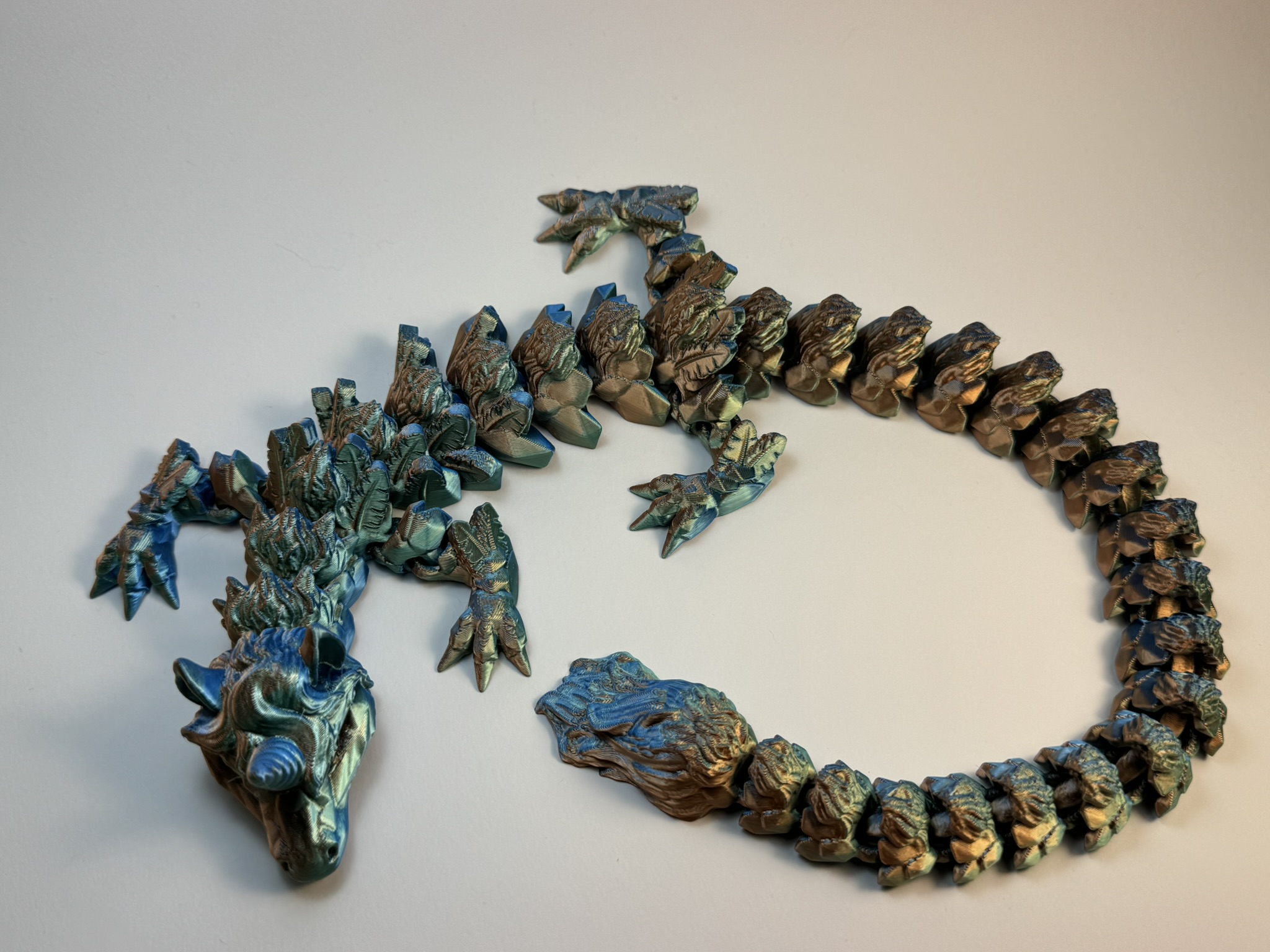 Der schimmernde Einhorn-Drache – Bewegliche 3D-Deko in magischem Farbspiel - groß