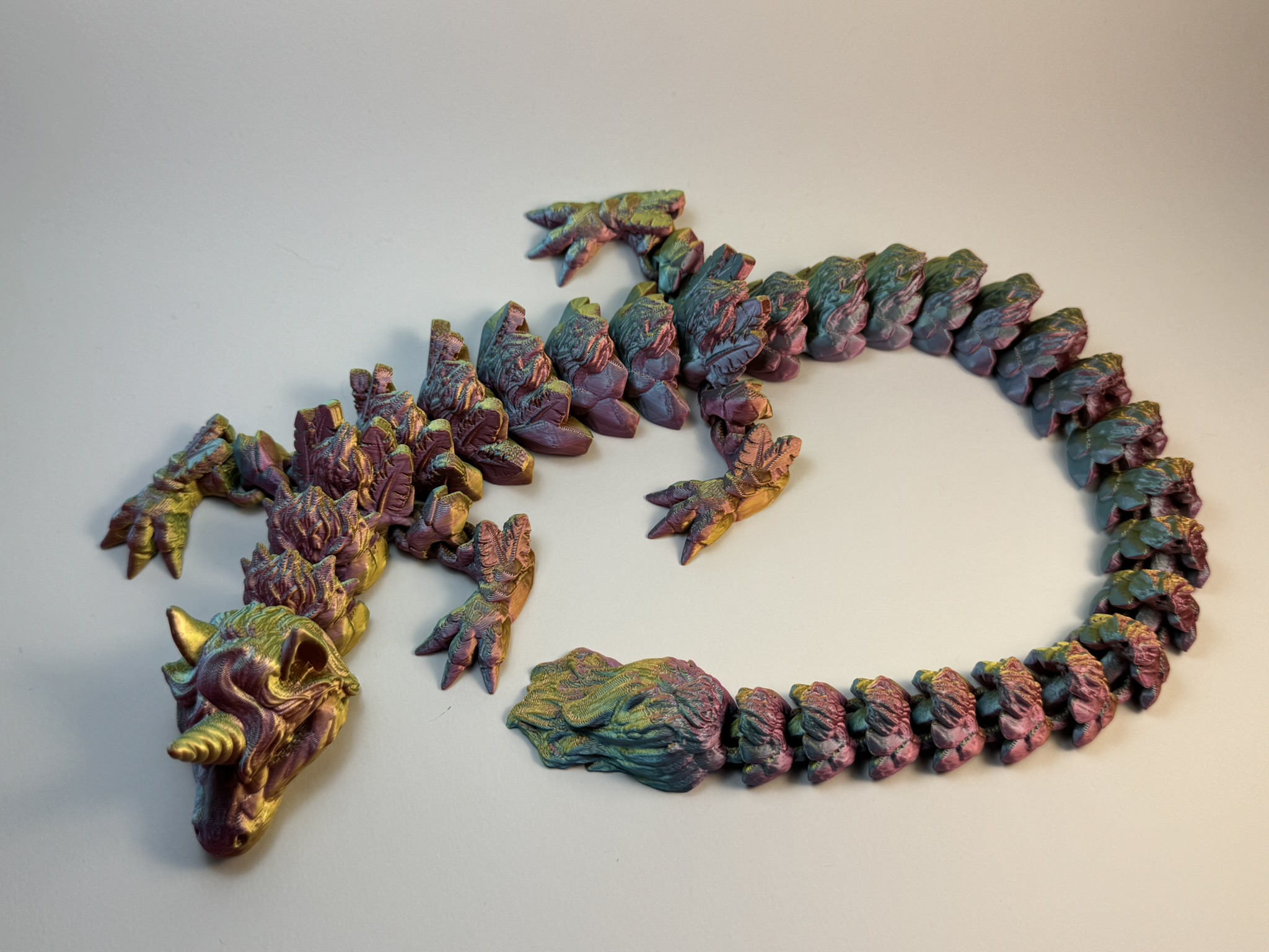 Der schimmernde Einhorn-Drache – Bewegliche 3D-Deko in magischem Farbspiel - groß