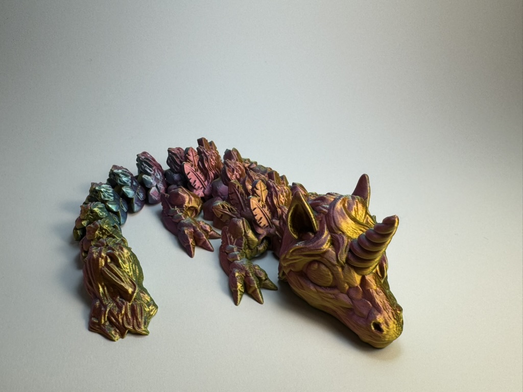 Der schimmernde Einhorn-Drache – Bewegliche 3D-Deko in magischem Farbspiel - klein
