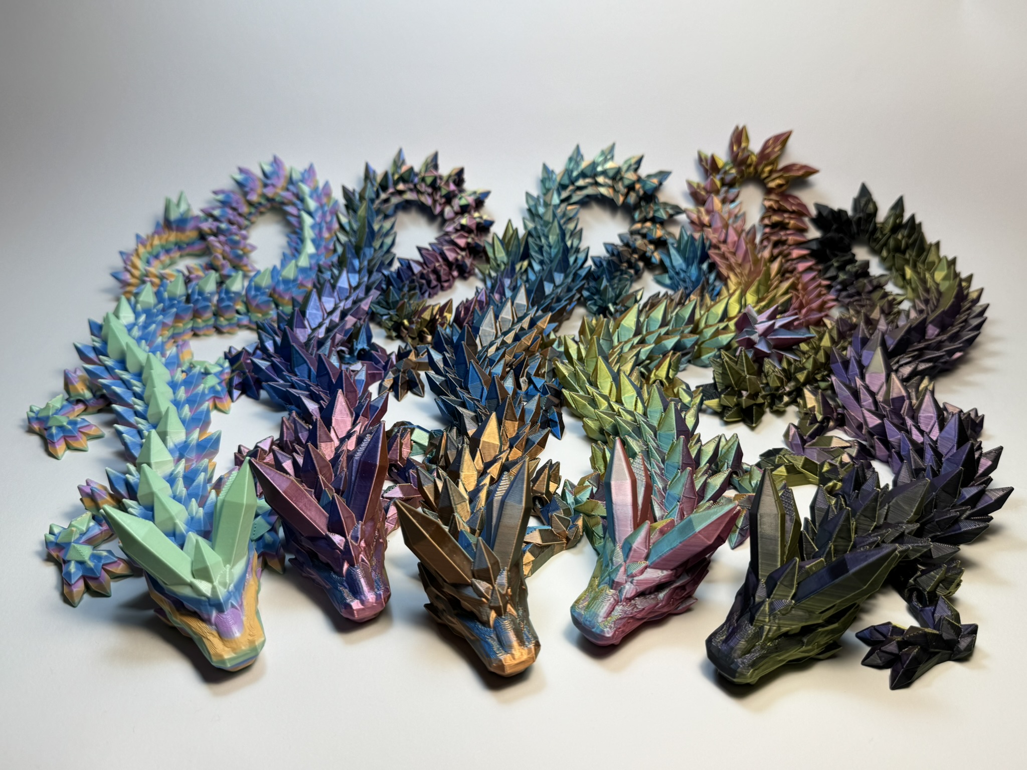 Der mystisch schimmernde Kristall-Drache – Bewegliche 3D-Deko in magischem Farbspiel - groß