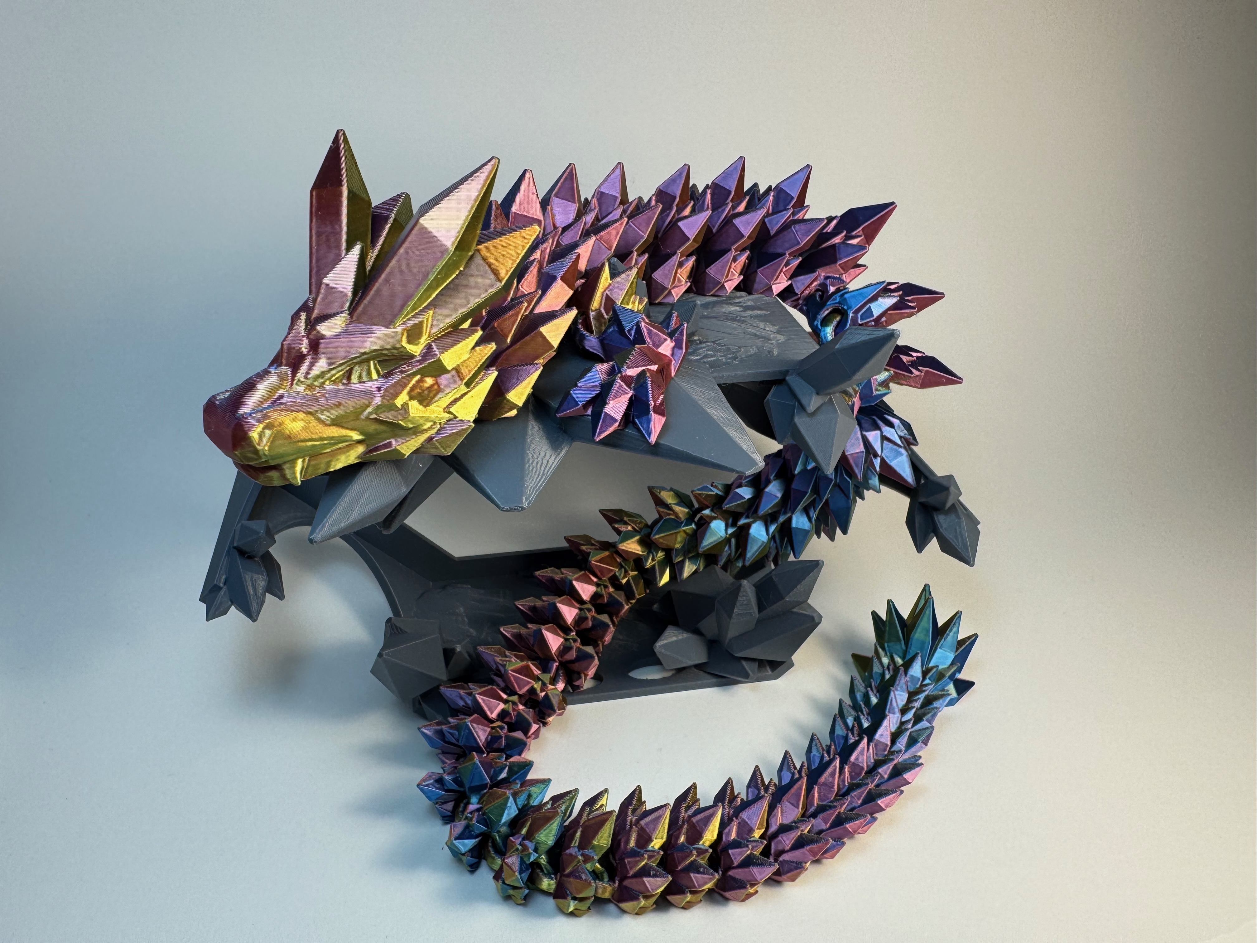 Der mystisch schimmernde Kristall-Drache – Bewegliche 3D-Deko in magischem Farbspiel - groß