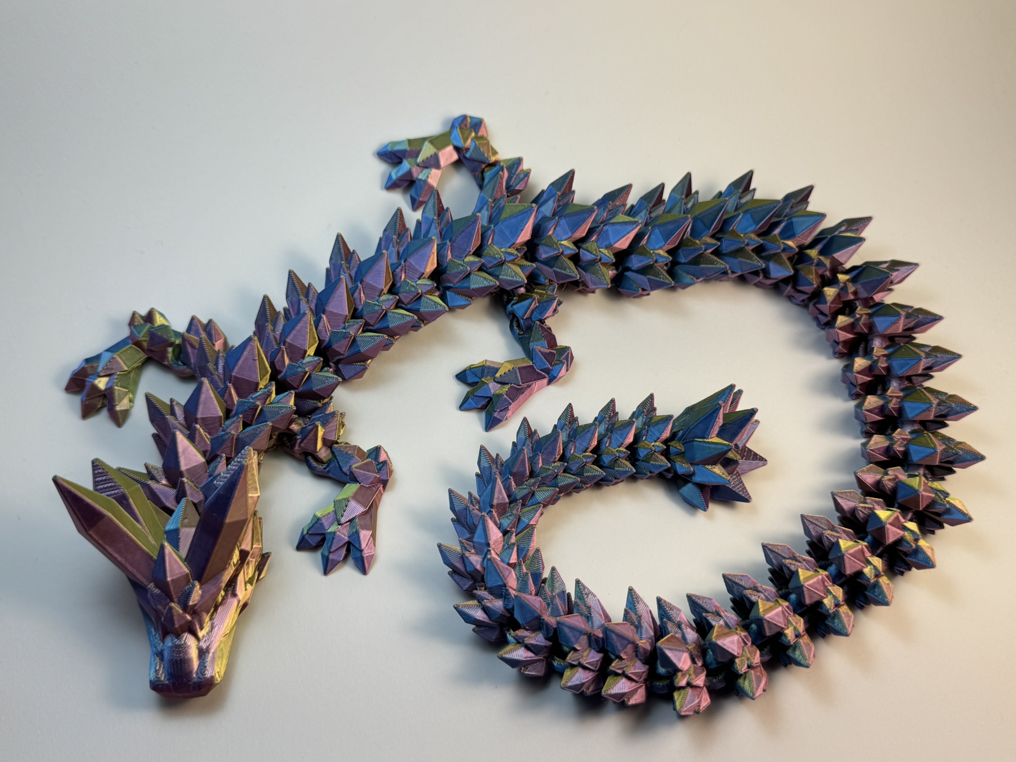 Der mystisch schimmernde Kristall-Drache – Bewegliche 3D-Deko in magischem Farbspiel - groß