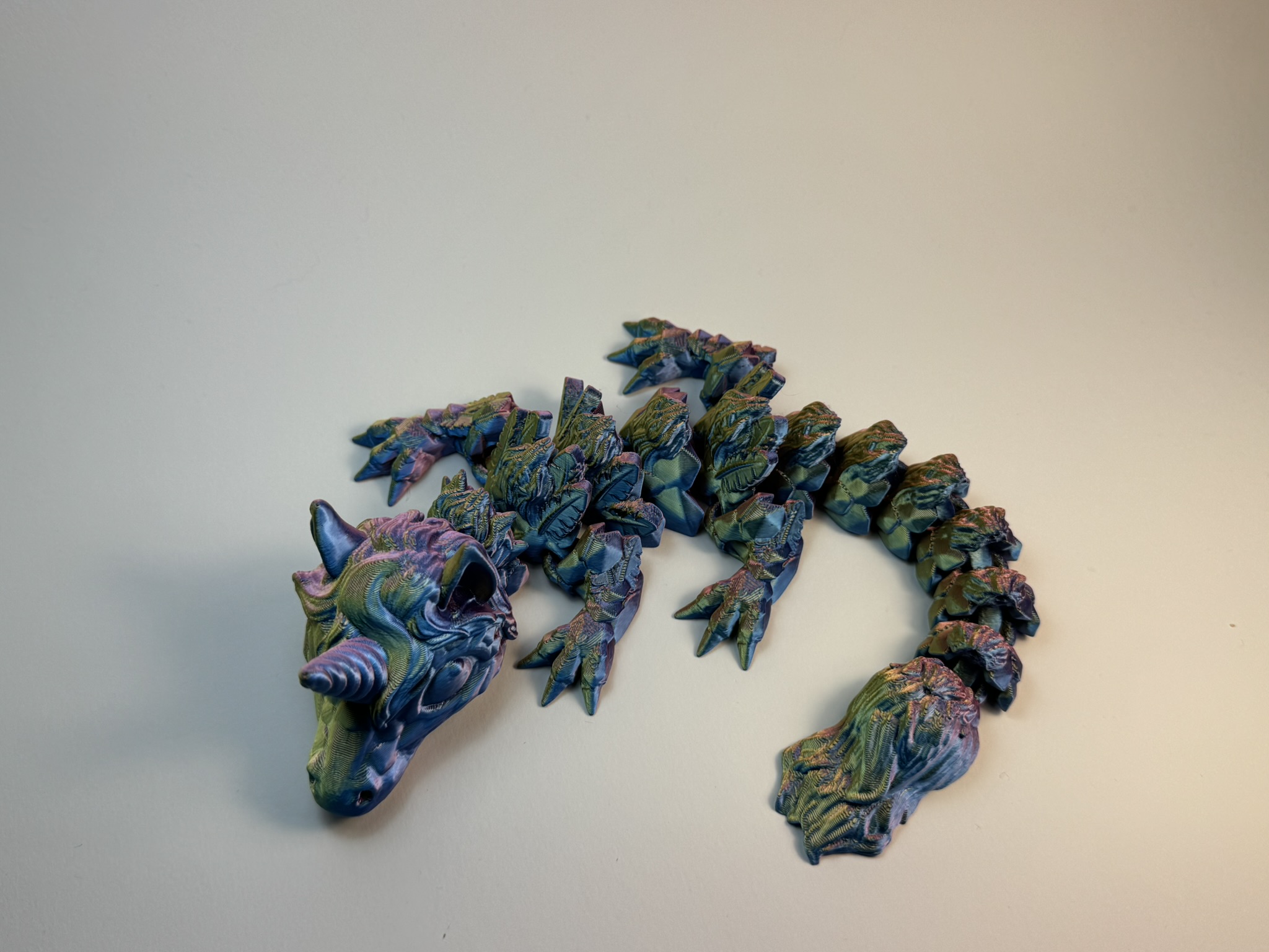 Der schimmernde Einhorn-Drache – Bewegliche 3D-Deko in magischem Farbspiel - klein