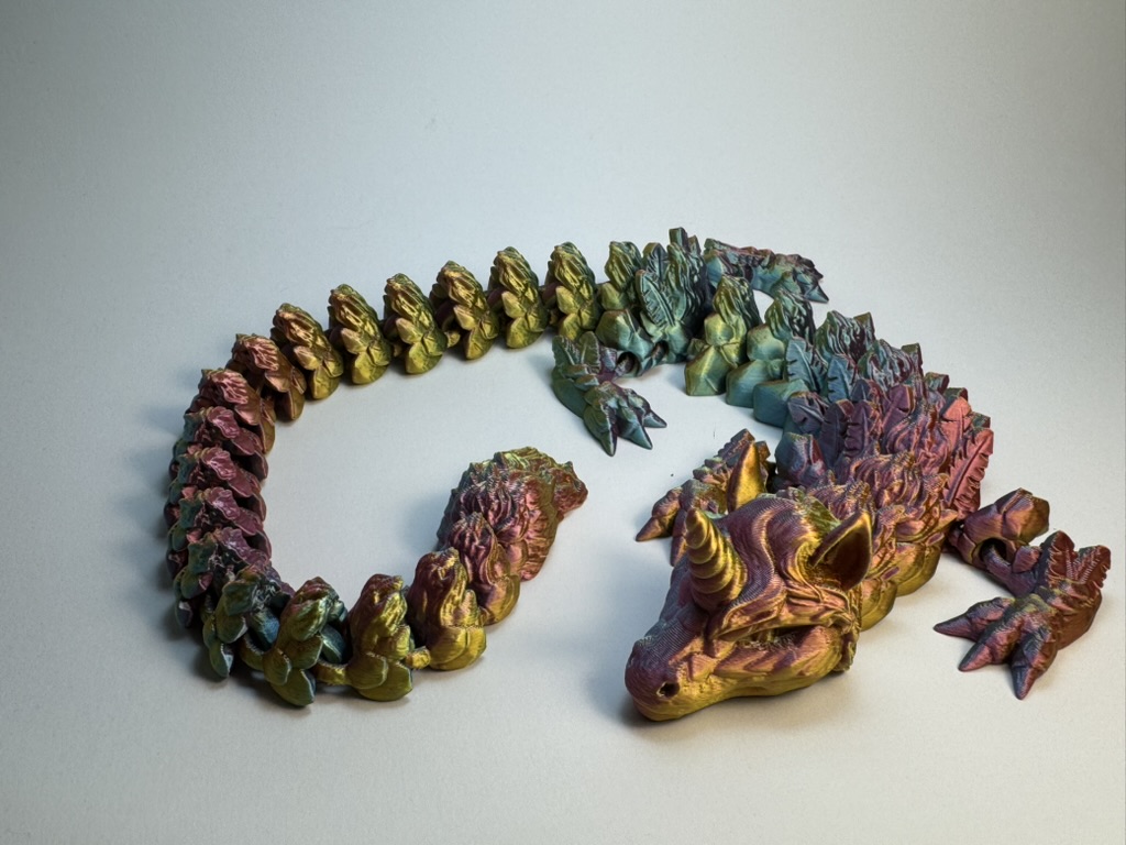 Der schimmernde Einhorn-Drache – Bewegliche 3D-Deko in magischem Farbspiel - groß