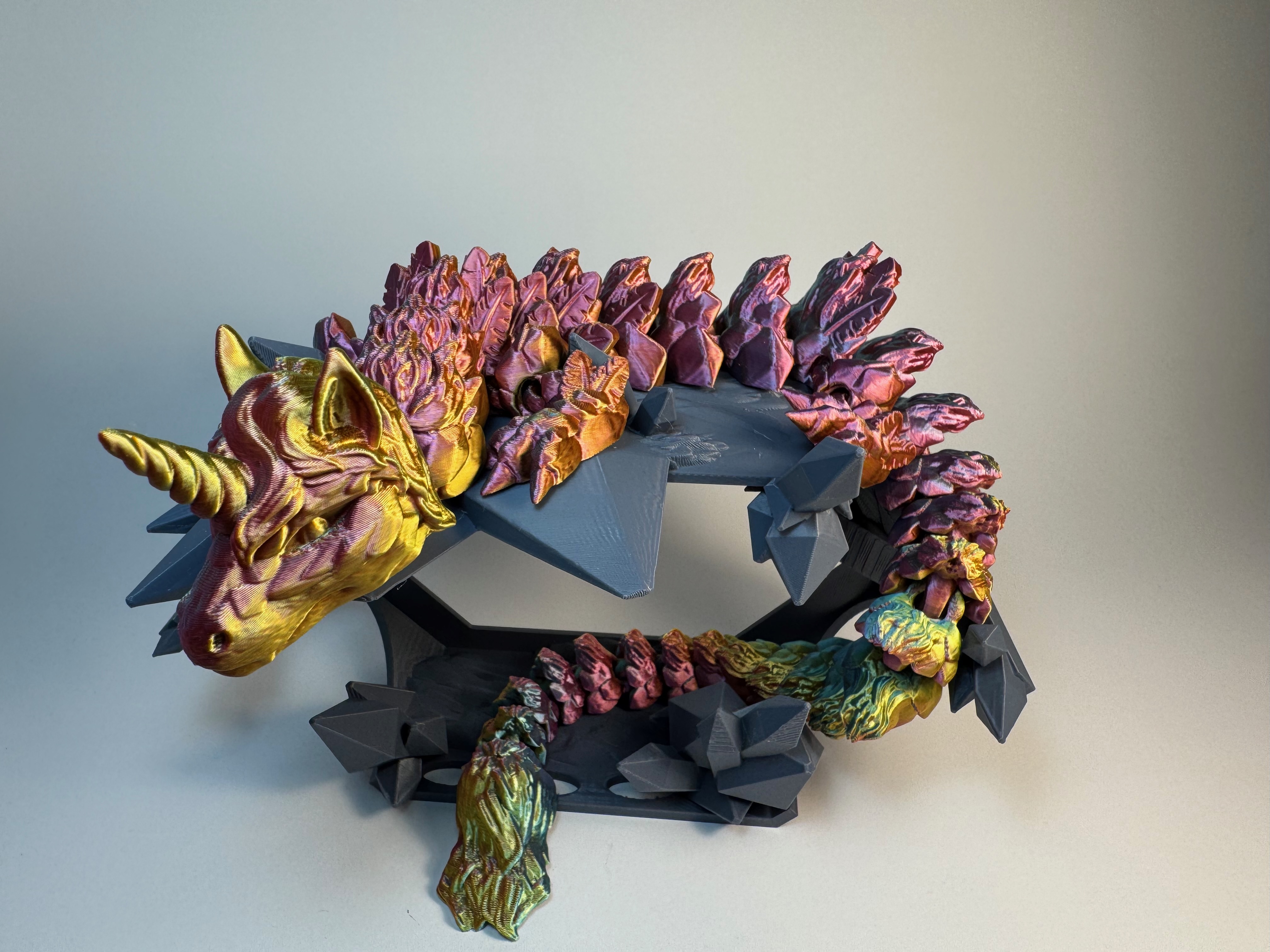 Der schimmernde Einhorn-Drache – Bewegliche 3D-Deko in magischem Farbspiel - groß