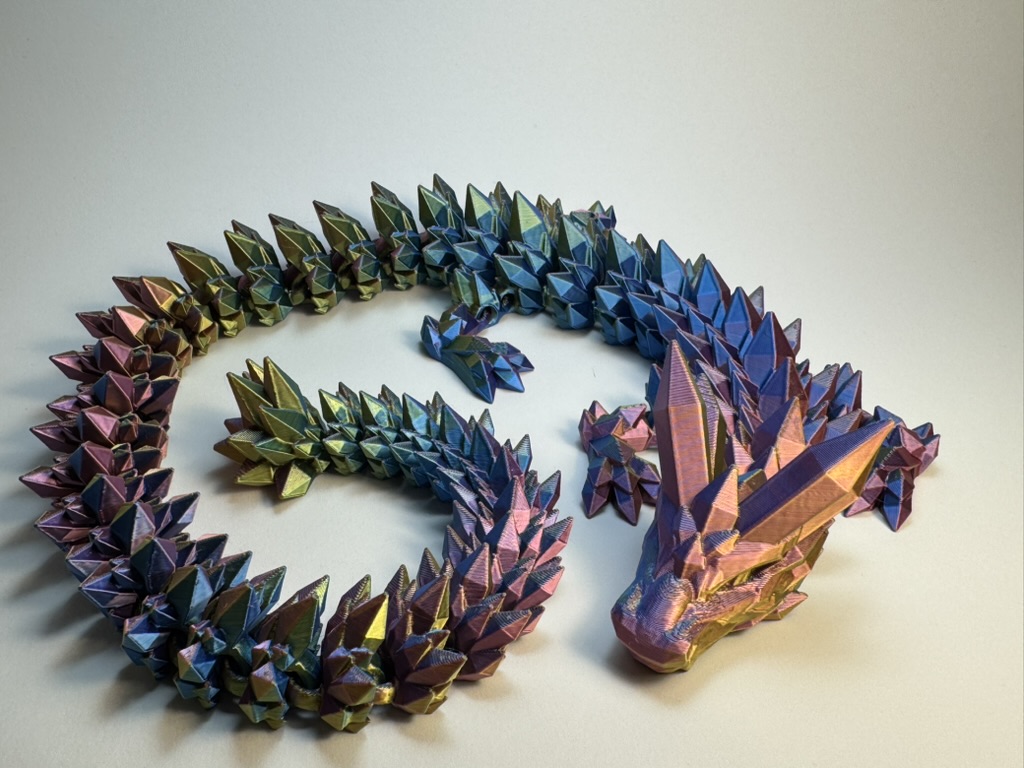 Der mystisch schimmernde Kristall-Drache – Bewegliche 3D-Deko in magischem Farbspiel - groß