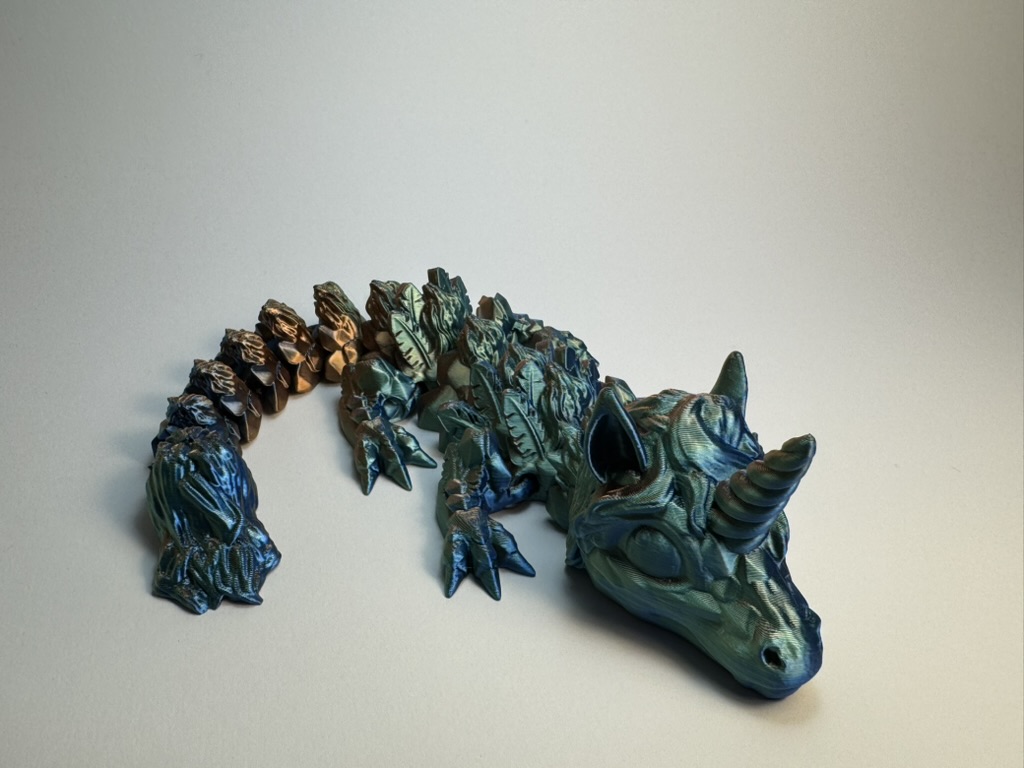 Der schimmernde Einhorn-Drache – Bewegliche 3D-Deko in magischem Farbspiel - klein