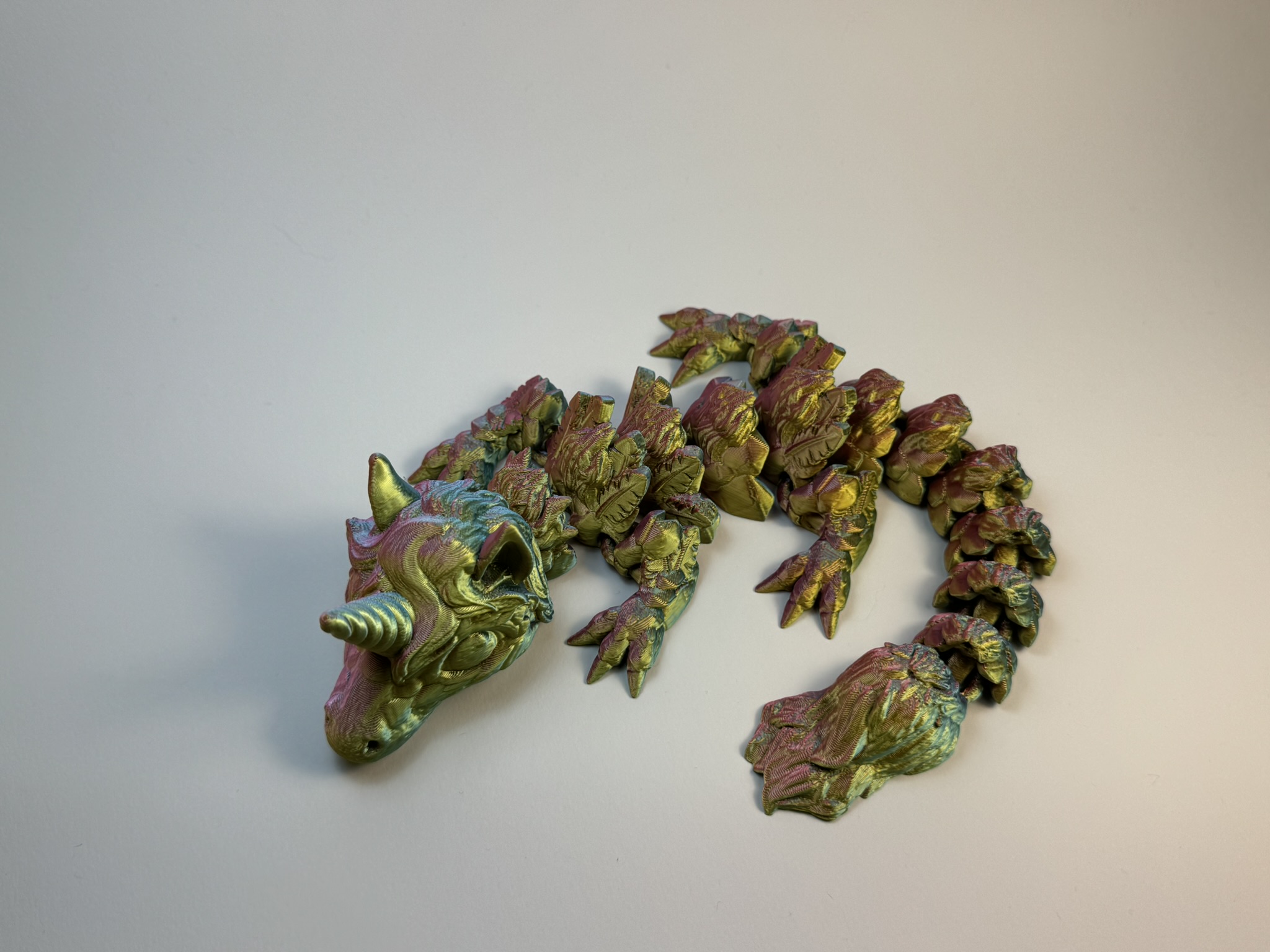 Der schimmernde Einhorn-Drache – Bewegliche 3D-Deko in magischem Farbspiel - klein