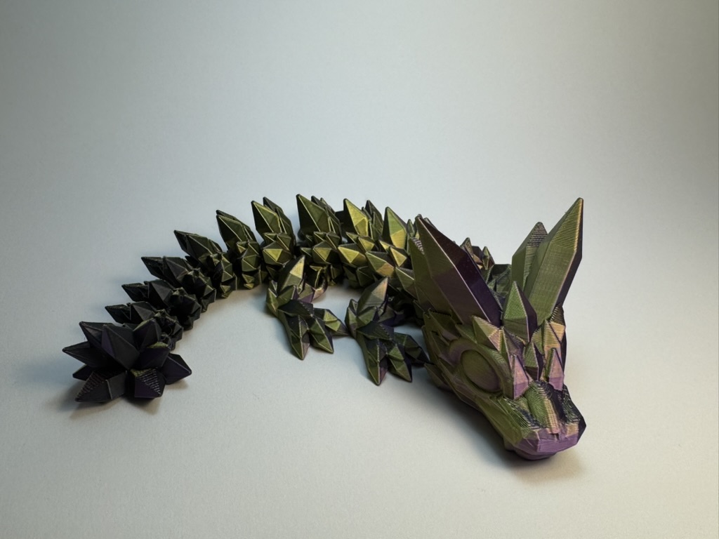 Der mystisch schimmernde Kristall-Drache – Bewegliche 3D-Deko in magischem Farbspiel - klein